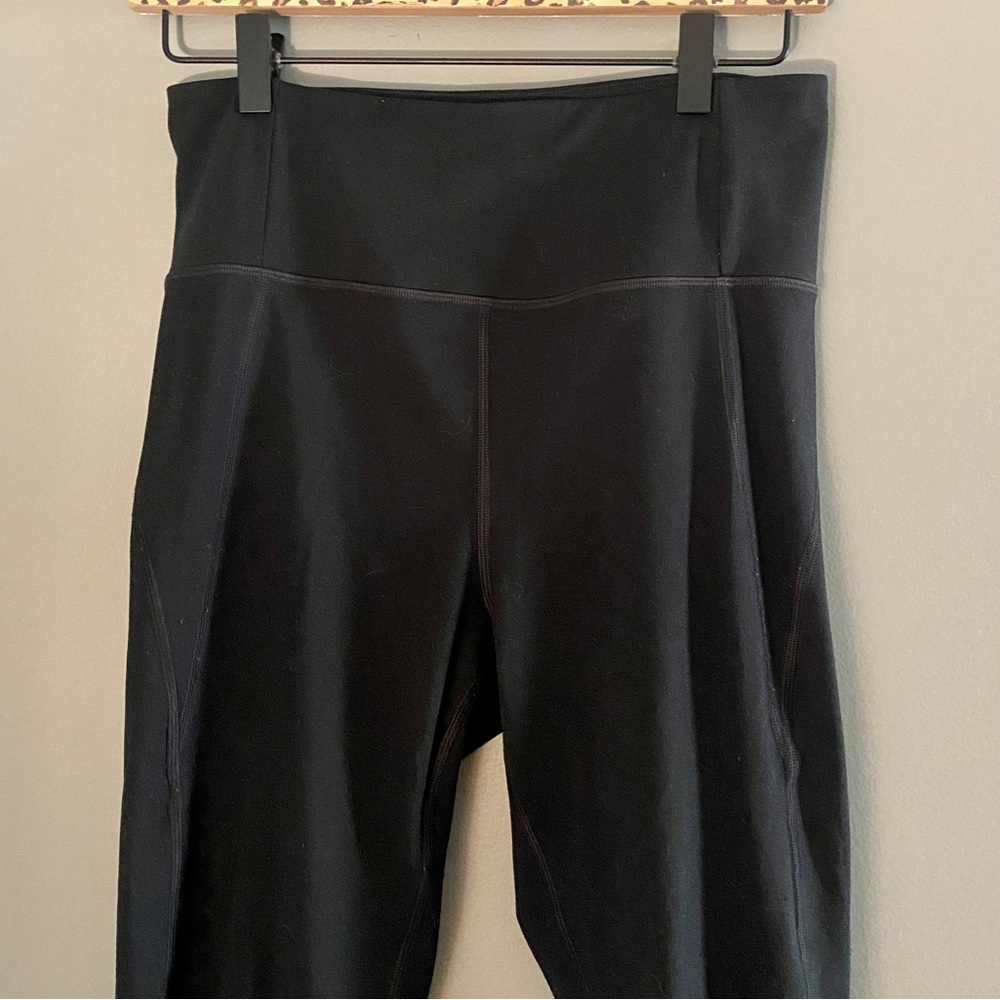 GIRLFRIEND COLLECTIVE | High Waist Compressive Capri Length Crop Black Legging - Picture 4 of 7